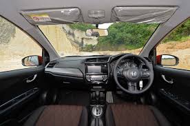 Membersihkan Kabin Mobil