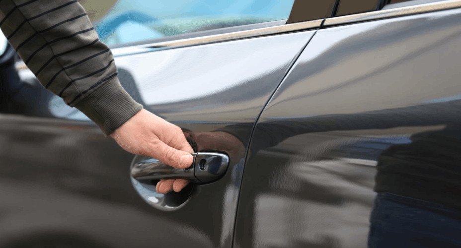 Pintu Mobil Terkunci dan Tidak Bisa Dibuka? Simak Penyebabnya!