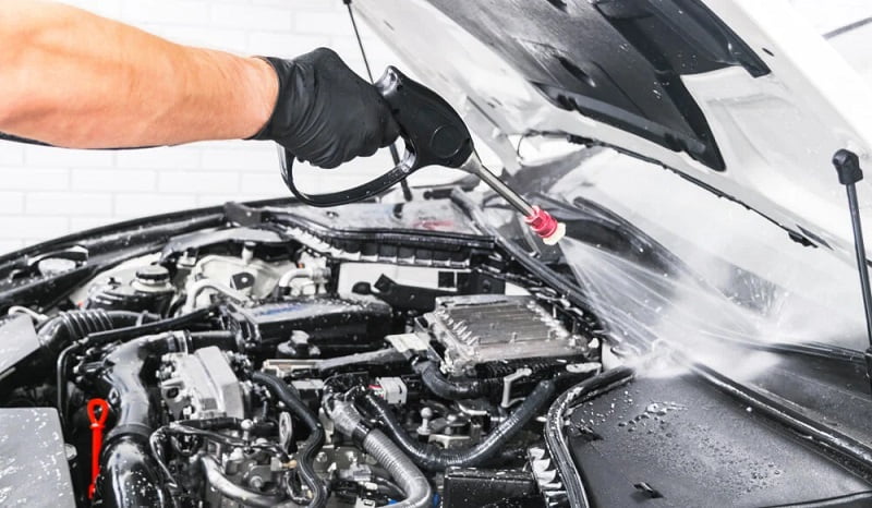 Tips Aman Mencuci Mesin Mobil