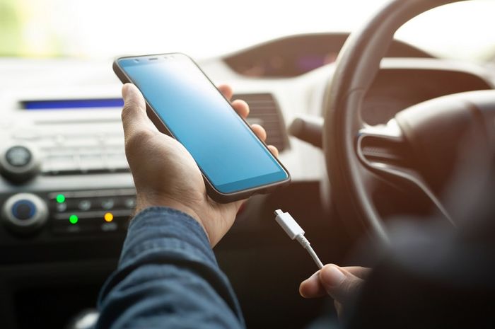 Risiko Mengisi Baterai HP di Mobil