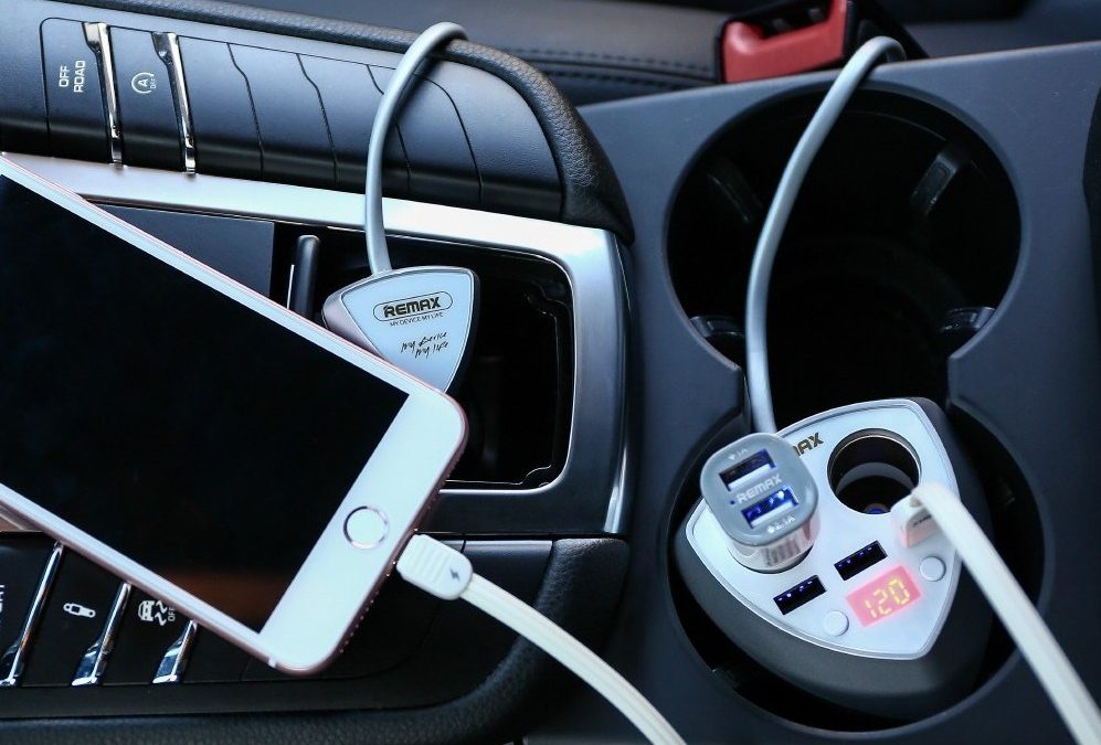 Cara Aman Mengisi Baterai HP Saat di Mobil